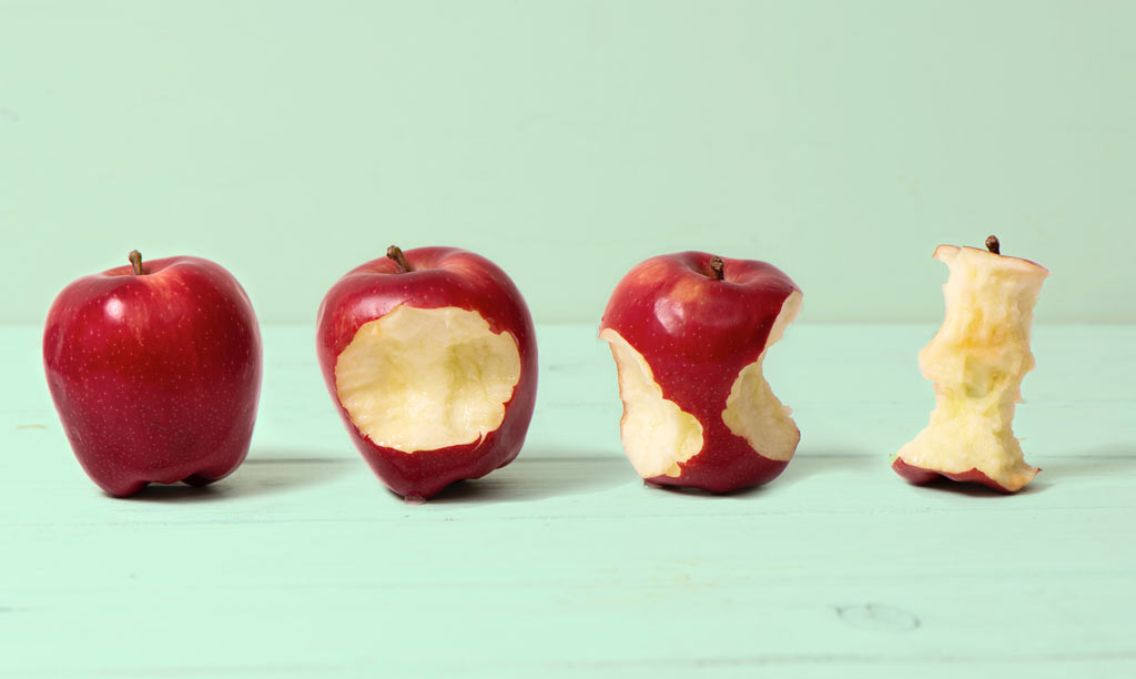 4 red apples, each one eaten slightly more